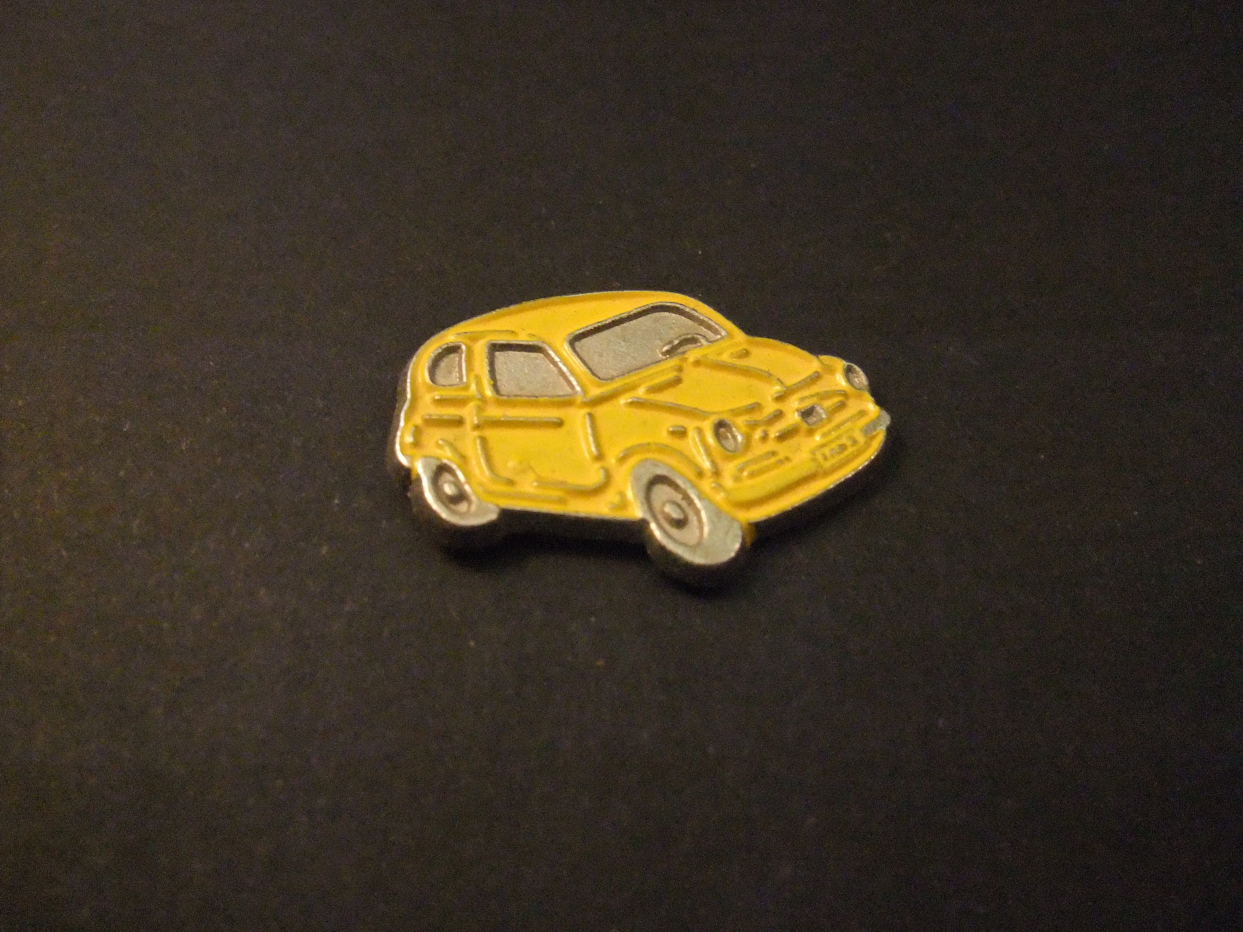 Fiat 500 ( bijnaam rugzakje) kleine stadsauto geel